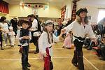 Princezny, kovbojové, víly nebo piráti vládli v sobotu v Doudlebech na maškarním. V kostýmech byli i pořadatelé. Dospělí i ti mladší.