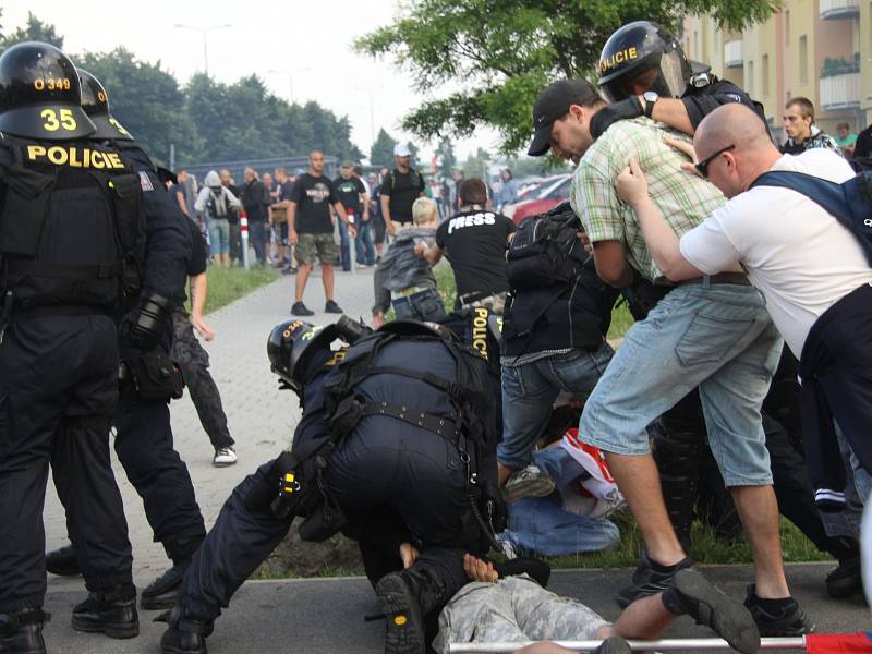 Záměr střetnout se s romskými obyvateli českobudějovického sídliště Máj policisté v sobotu účastníkům protiromské demonstrace překazili razantním zásahem.