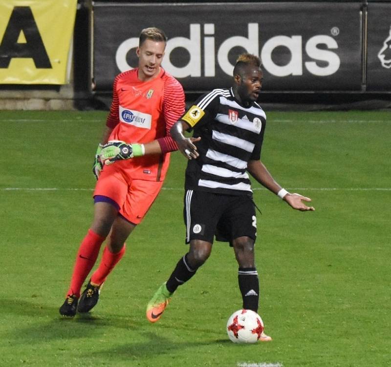 Fotbalisté Dynama v sobotním šlágru II. ligy porazili Opavu 2:1 a vystřídali ji v čele tabulky. 