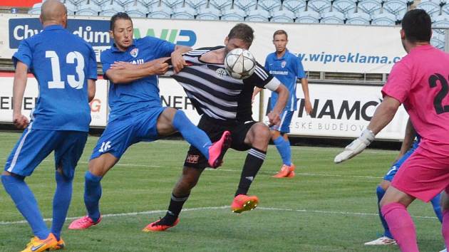 Richard Kalod střílí vítězný gól Dynama v zápase s Vítkovicemi.