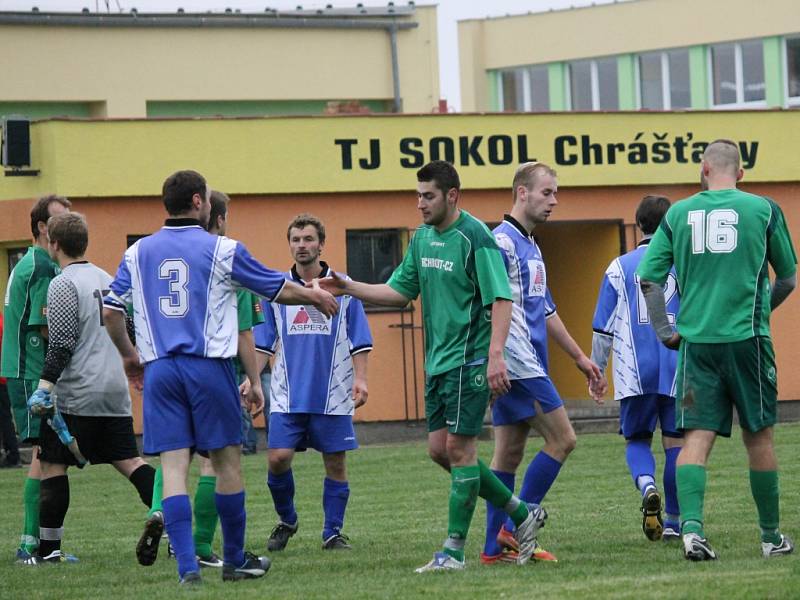 Fotbalové Chrášťany (v zeleném) doma smazaly dvoubrankové manko a s béčkem Rudolfova hrály smírně 3:3.