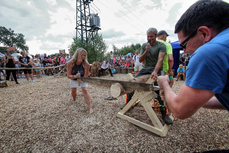 Návštěvníci Dřevorubeckých slavností fandili závodníkům, kteří bojovali o titul "Král dřevorubců 2018".