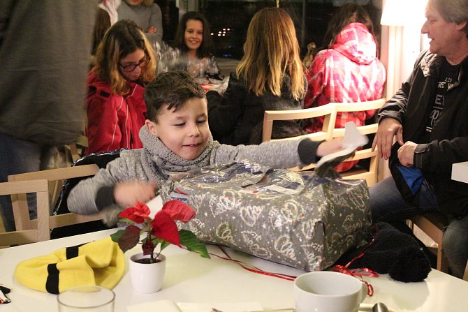 Ježíšek dorazil v pondělí do českobudějovické Kavárny Lanna mezi děti z dětského domova Žíchovec.