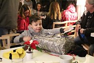 Ježíšek dorazil v pondělí do českobudějovické Kavárny Lanna mezi děti z dětského domova Žíchovec.