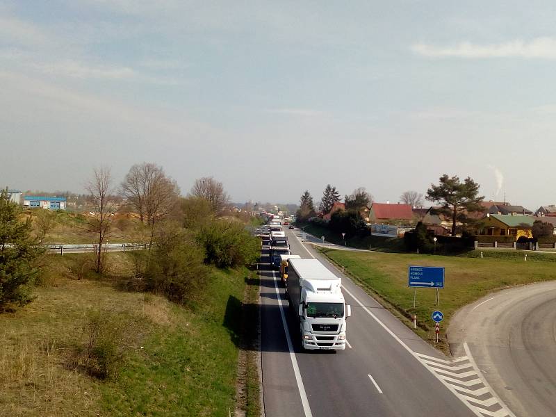 Na mostě přes Vltavu poblíž Plané je možný průjezd jen kyvadlově, proto musejí řidiči počítat se zdržením. Akce ŘSD má ale skončit do středy.
