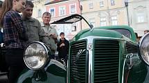 Křivonoska představila na náměstí v Budějovicích krásná historická auta a motocykly.