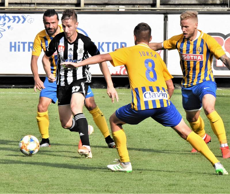 Fotbalisté Dynama v minulém zápase doma Opavě podlehli 0:1 (na snímku v útočné akci Matěj Mrsič), uspějí doma teď v neděli?