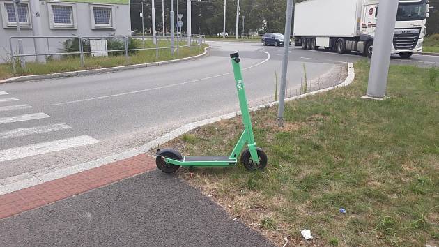 Střet osobního vozidla s cyklistkou na elektrické koloběžce v Husově ulici v Budějovicích..