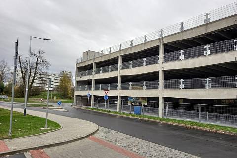 Před dokončením je nový parkovací dům na Dlouhé louce v Českých Budějovicích.