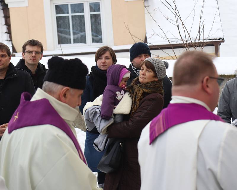 Pohřeb faráře Marcina Żelazného v Trhových Svinech.