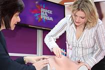 Jak správně postupovat při samovyšetření prsou a jak na pohmat poznat nádor si pod dozorem konzultantky Blanky Kubátové vyzkoušela i herečka Dana Verzichová.