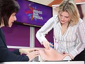 Jak správně postupovat při samovyšetření prsou a jak na pohmat poznat nádor si pod dozorem konzultantky Blanky Kubátové vyzkoušela i herečka Dana Verzichová.
