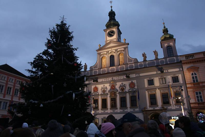 Slavnostní rozsvícení vánočního stromu na náměstí Přemysla Otakara II. v Českých Budějovicích.