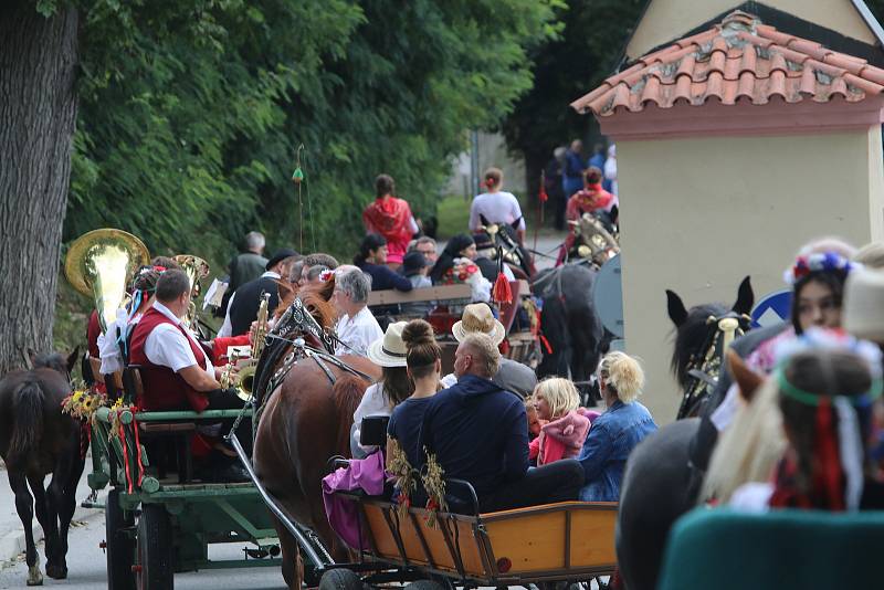 Staročeské dožínky v Boršově nad Vltavou uspořádala tamní obec baráčníků.