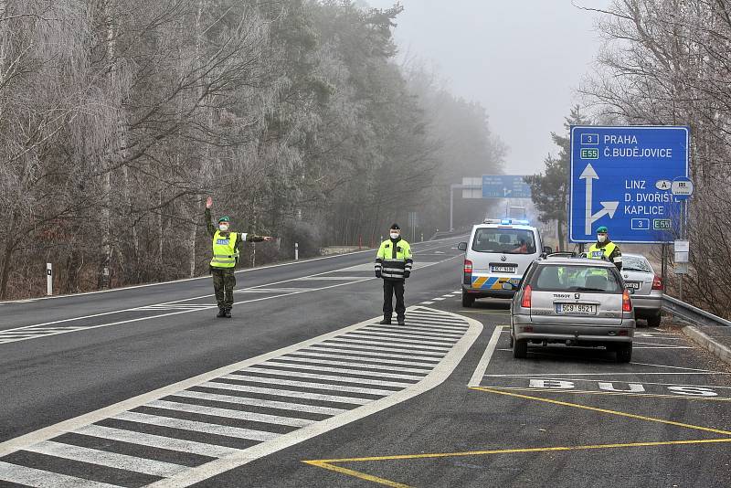 Policejní kontroly na hranicích jihočeských okresů posílili v úterý 2. března vojáci.