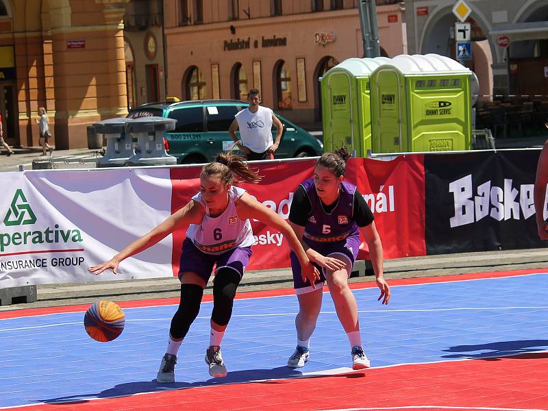 České Budějovice - Sobota 10. června patří na náměstí Přemysla Otakara II. v Českých Budějovicích basketbalu. Po roce tam dorazila Chance 3x3 Tour. U Samsona vyrostly čtyři kurty s mobilními koši.