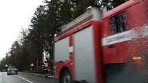 Před Lišovem ve směru od Českých Budějovic spadl strom na silnici a jeden byl nalomený. Doprava zde asi půl hodiny stála, než hasiči překážku odstranili.