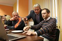 Členové ČSSD při sledování výsledků komunálních voleb.