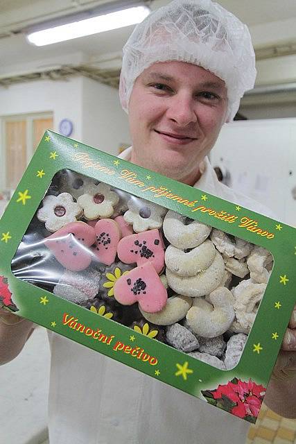 Vánoční cukroví se v pekařství a cukrářství U Kláštera v Českých Budějovicích vyrábí stejně jako doma. Nezapomíná se ani na kvalitní suroviny.