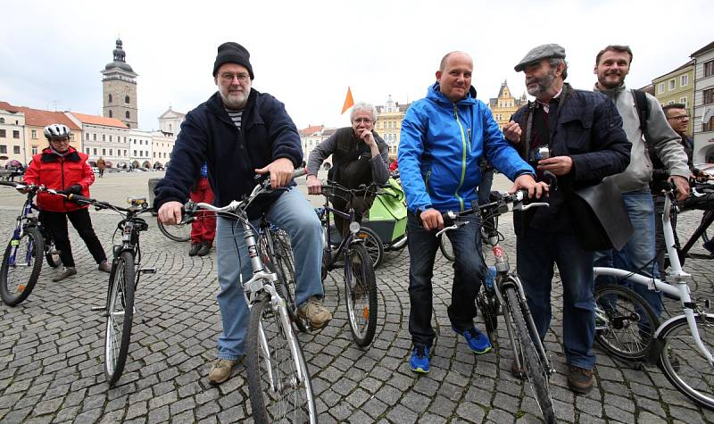 Budějovičtí cyklisté přišli zastupitelům připomenout, že i oni jsou důležitou součástí dopravy