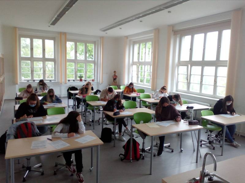 Jubilejní základní škola svatováclavská ve Strýčicích přivítala 11. května 2020 po dlouhé přestávce žáky deváté třídy. Na přípravu k přijímačkám dorazilo 14 žáků.