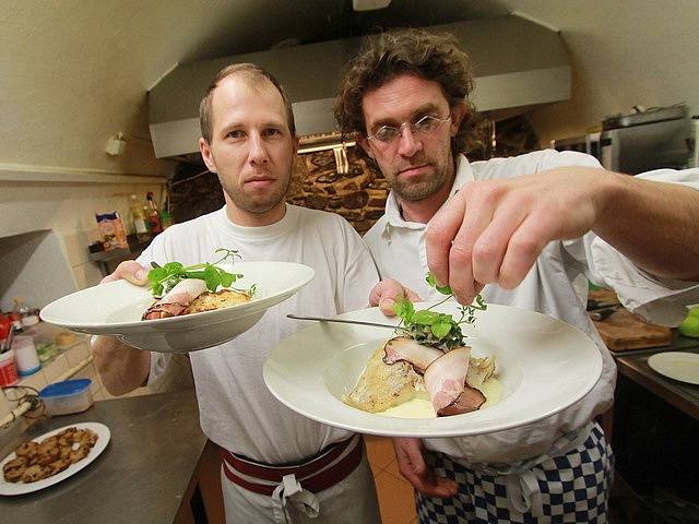 Kuchař Laurent de Berrigaud z Lorientu vařil v českobudějovické Cafe Columbia v  České ulici. Přijel jako host na Dny francouzské kuchyně.
