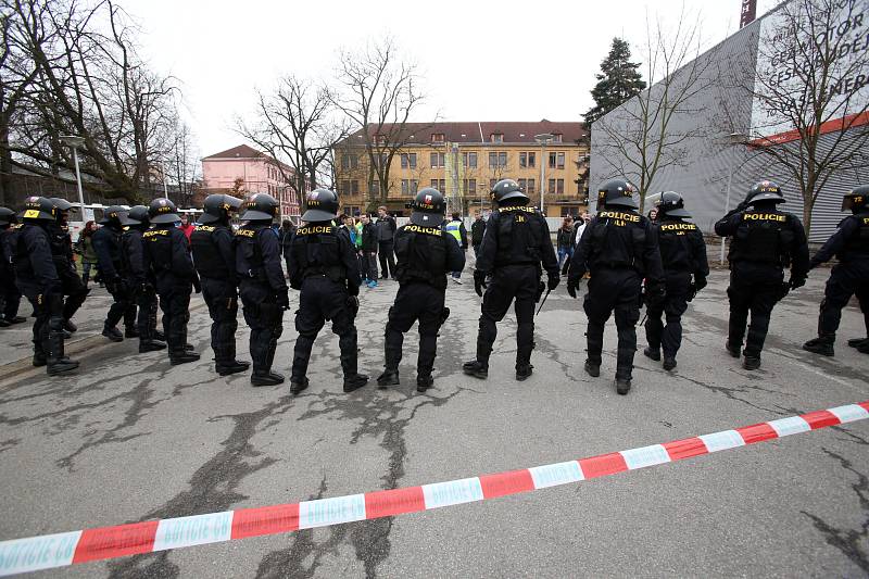 Motor nehrál. Přesto z českobudějovické Budvar Arény vyváděli policisté nevychované fanoušky. Celkem 250 lidí se zapojilo do součinnostního policejního cvičení.