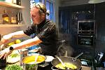 Když Jiří Lhota vaří v soukromí jde nezapomenutelný zážitek. Nejraději kuchtí asijskou a moderní českou kuchyni. Při přípravě rád komunikuje s hosty a zapojuje je do procesu.