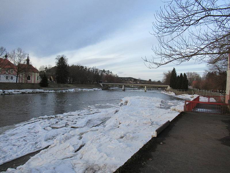 Kry se nahromadily v korytě řeky v Kolodějích nad Lužnicí, ve čtvrtek 18. února už byl průtok volný a pomalu odtávaly.