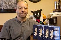 Příběh jednoho z králů Šumavy, převaděče Kiliána Nowotného, zpracoval ve svém novém románu Martin Sichinger. Po stopách slavného pašeráka se v knize vypraví 12letý Tomáš. Spisovatel, rodák z Vimperka, je na snímku v budějovické kavárně U černé kočky.