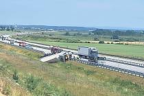 Na dálnici D3 nedaleko Veselí nad Lužnicí havarovalo v úterý po poledni nákladní auto.