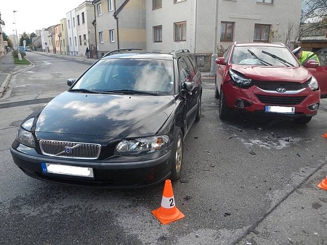 Nehoda na křižovatce ulic K. Šafáře a Na Zlaté stoce.