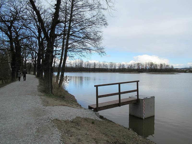 Přírodní rezervace leží na severozápadním okraji Českých Budějovic a má rozlohu 245,8 ha. Zahrnuje čtyři rybníky, mokřady a louky. Vyznačuje se bohatou a unikátní faunou i flórou.