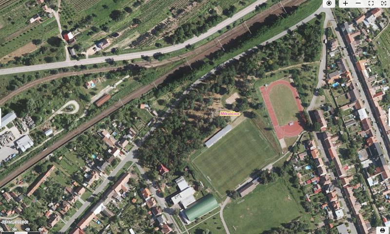 Letecké snímky ukazují místa poničená na jižní Moravě tornádem, kde pomáhají odstraňovat škody i Jihočeši. Na srovnávacích fotografiích situace v roce 2018. Les u Hodonína.