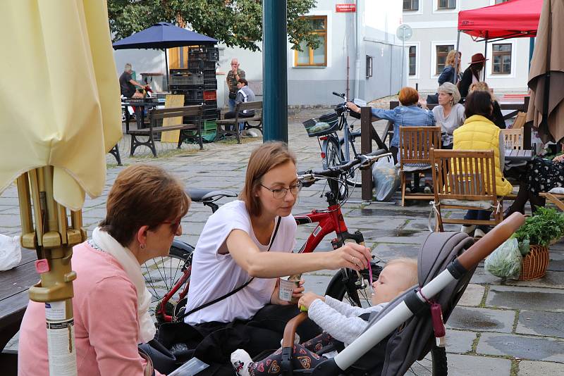 Trh na českobudějovickém Piaristickém náměstí je největší v krajském městě a dvakrát týdně ho navštíví tisíce českobudějovických občanů.