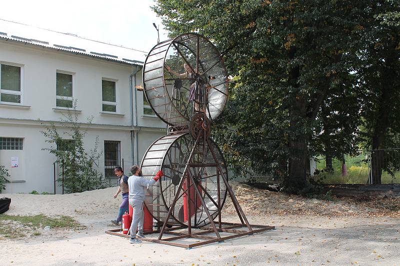 Maker Faire neboli přehlídka různých vynálezů přitáhla v sobotu od deseti hodin do českobudějovické "Žižkárny" davy návštěvníků.