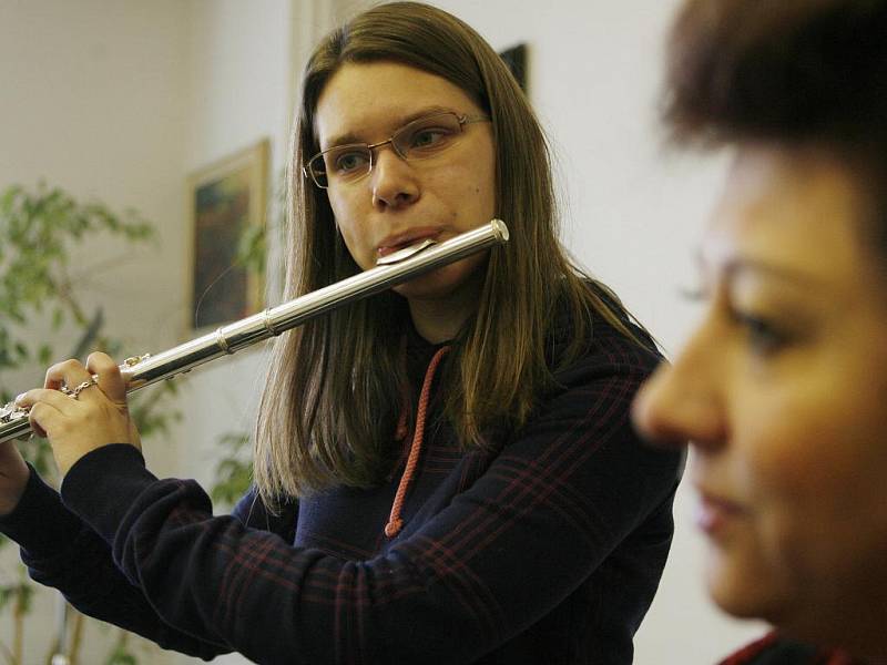 Flétnistka z českobudějovické konzervatoře Anežka Vargová vyhrála nedávno dvě soutěže. Na snímku s učitelkou klavíru Evou Mezerovou.