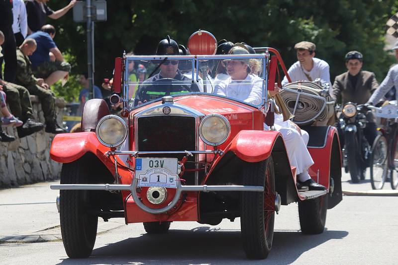 Závod historických nablýskaných aut a motocyklů S kopce do kopce odstartoval v sobotu odpoledne na návsi ve Svatém Janu nad Malší.