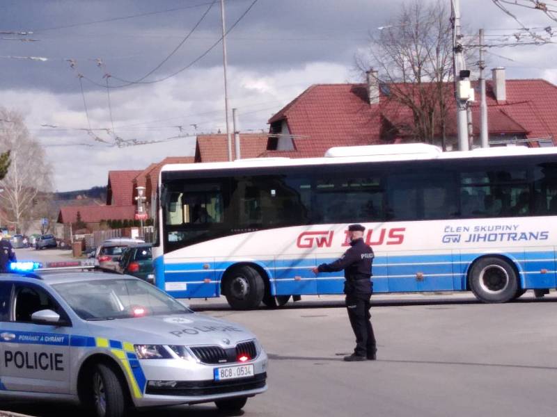 Nákladní automobil strhl troleje, poškozena jsou i osobní auta.