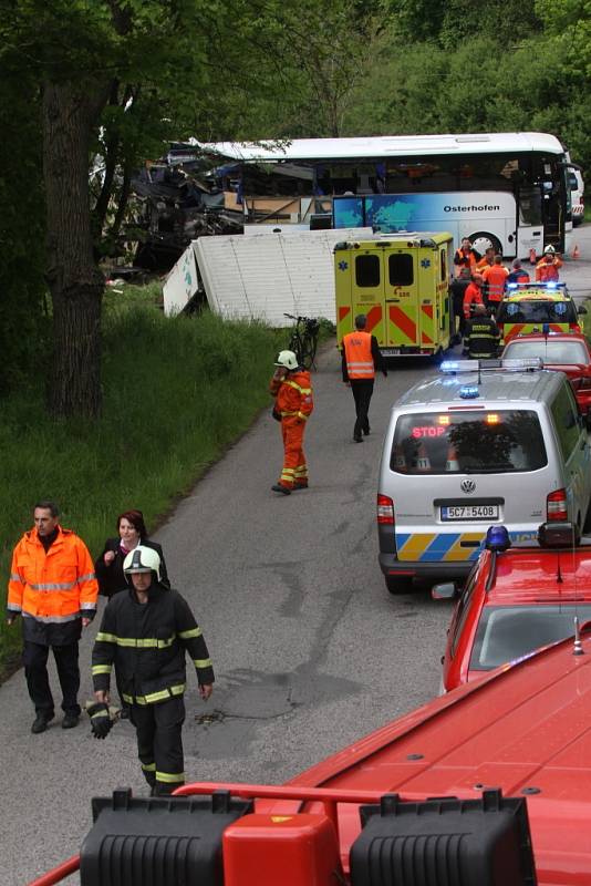 Vlak, v němž cestovaly děti na školní výlet, se ve čtvrtek ráno střetl u Hluboké s autobusem.