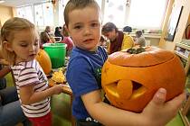 Děti z českobudějovické Mateřské školy Staroměstská při přípravách na Halloween.