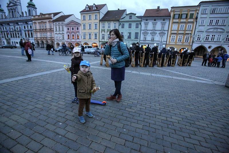 Zvony odletěly do Říma a do Budějovic přišlo Hrkání.