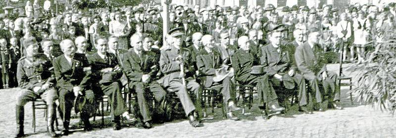 Představitelé Revolučního národního výboru v Týně nad Vltavou během oslav osvobození 13. 5. 1945.