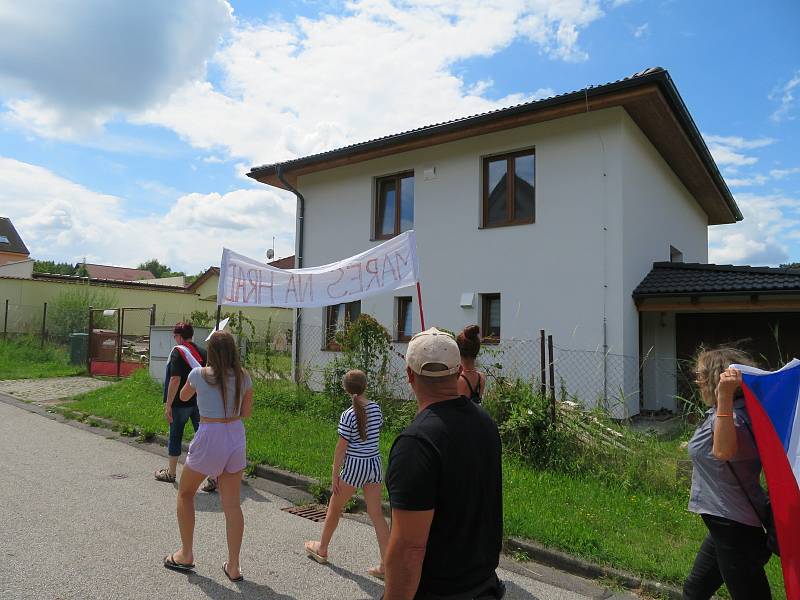 V pátek 16. července vyrazila jízda svobody z Českých Budějovic do Včelné. Potom se průvod vydal pěšky před dům Františka Mareše.