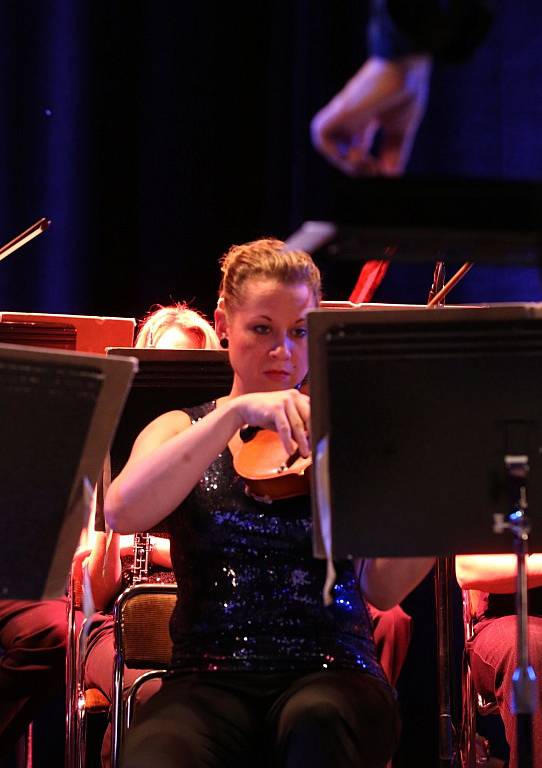 Rocková skupina Keks a Jihočeská filharmonie zahrály společně 22. října v českobudějovickém DK Metropol. Na snímku violistka Linda Keprová.