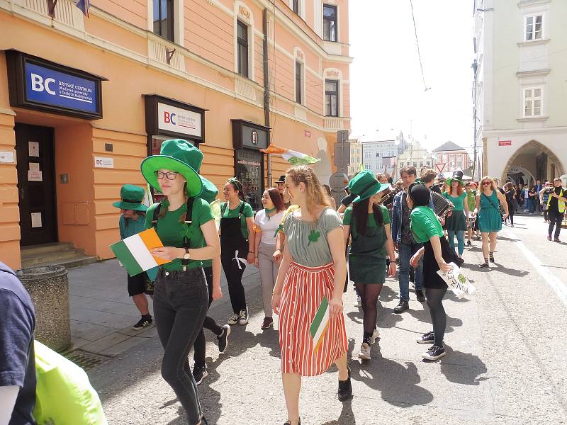 Budějovický majáles vyvrcholil v pátek 24. května tradičním průvodem městem. Studenti ze 17 škol prošli ulicemi centra v maskách. Dav mířil na Sokolský ostrov, kde program pokračoval volbou Krále majálesu. Navečer se zde tradičně koná hudební program.