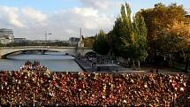 Ze slavného mostu Pont des Arts přes Seinu v Paříži odstraňovali zámky v roce 2017, kovové důkazy i pojistky lásky dohromady vážily asi 45 tun. Most zamilovaných je nedaleko Notre-Dame.