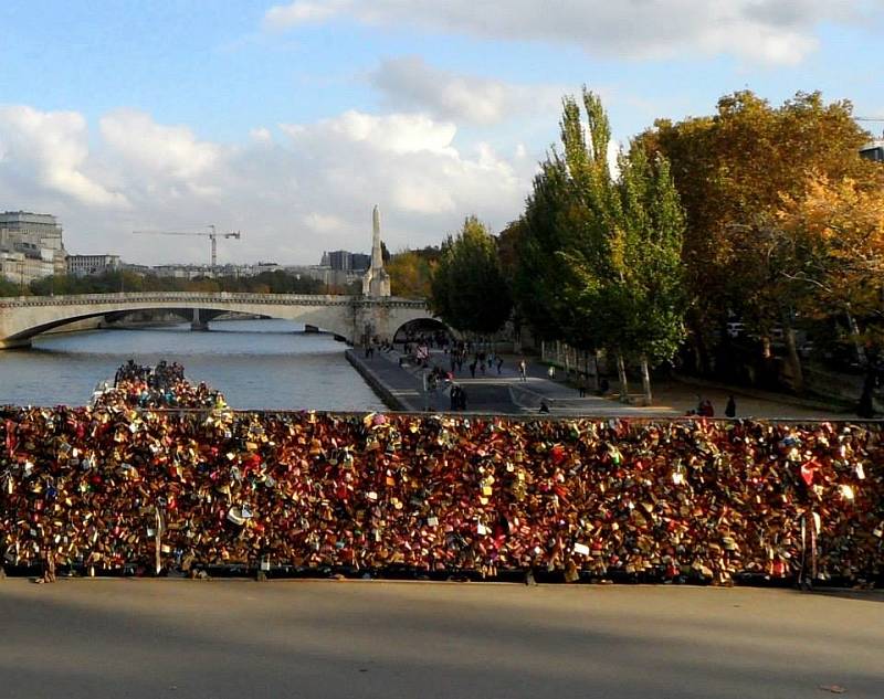 Ze slavného mostu Pont des Arts přes Seinu v Paříži odstraňovali zámky v roce 2017, kovové důkazy i pojistky lásky dohromady vážily asi 45 tun. Most zamilovaných je nedaleko Notre-Dame.