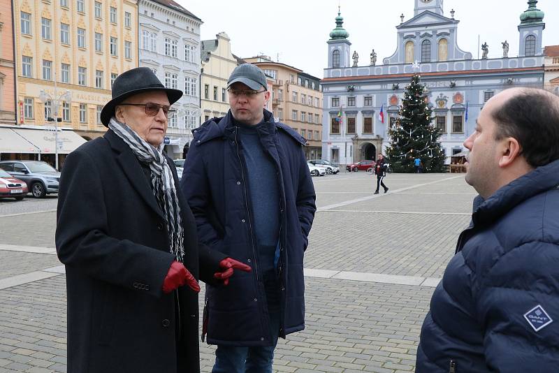 Slavný herec Jan Přeučil při natáčení v Českých Budějovicích vzpomínal na místa, kde sloužil na vojně v 60. letech minulého století a zároveň hrál v divadle a promlouval v rozhlase.