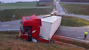 Nehoda kamionu na sjezdu z D3 na Hlubokou nad Vltavou.